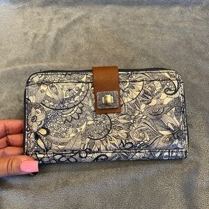 Sakroots Artist Circle Navy/White Clutch Organizer Zip Wallet